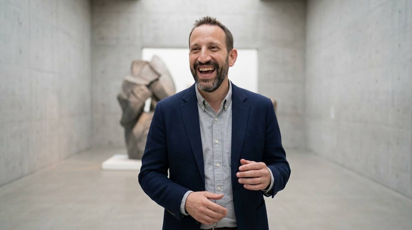Rifat Radjeb lacht herzlich in einem Museum - Sinnbild für Unbeschwertheit und Humor